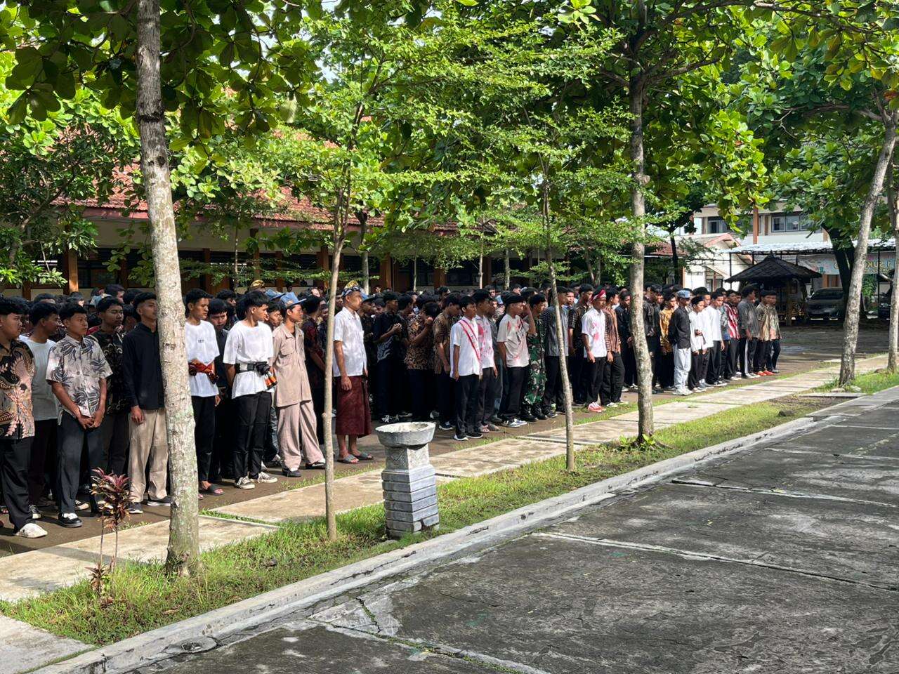 Upacara hari pahlawan di SMK Veteran 1 Sukoharjo